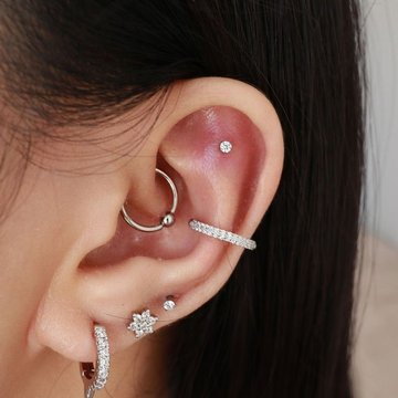 Flat Piercing z kolczykiem z kryształkiem