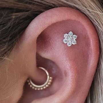 Kobiece ucho z ozdobnym Flat Piercingiem