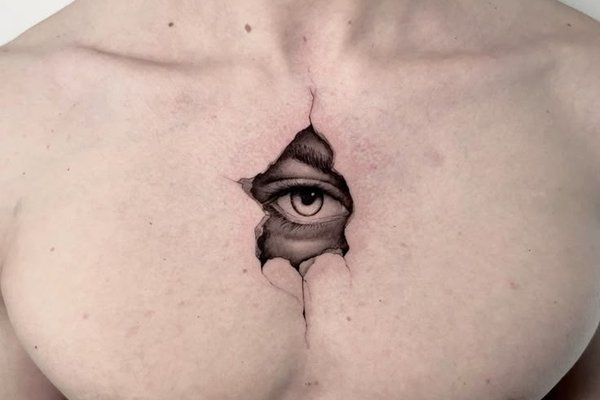 tatuaż oka na klatce piersiowej mężczyzny