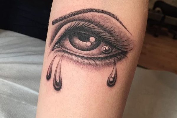 Oko z łzą w stylu realistycznym