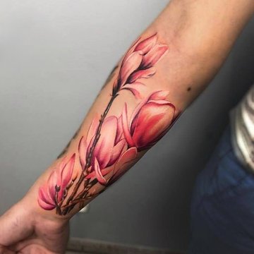 Realistyczna magnolia w tatuażu