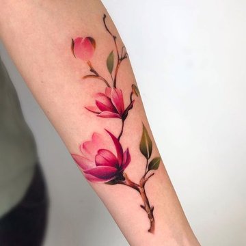 Realistyczna magnolia w tatuażu