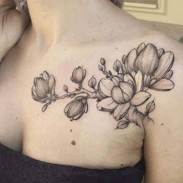 Magnolia z gałązką w tatuażu
