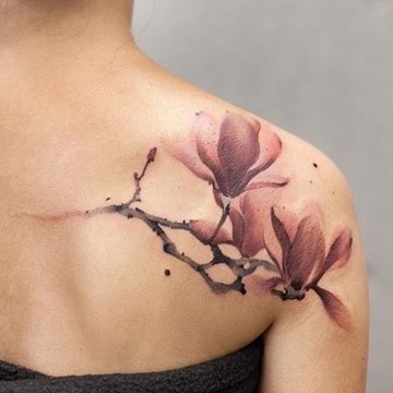 Tatuaż magnolii na łopatce