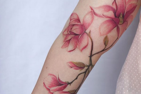 Jasnoróżowa magnolia jako tatuaż