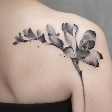 Tatuaż magnolii na ramieniu