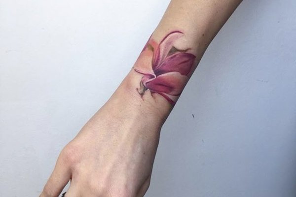 Minimalistyczna magnolia na nadgarstku