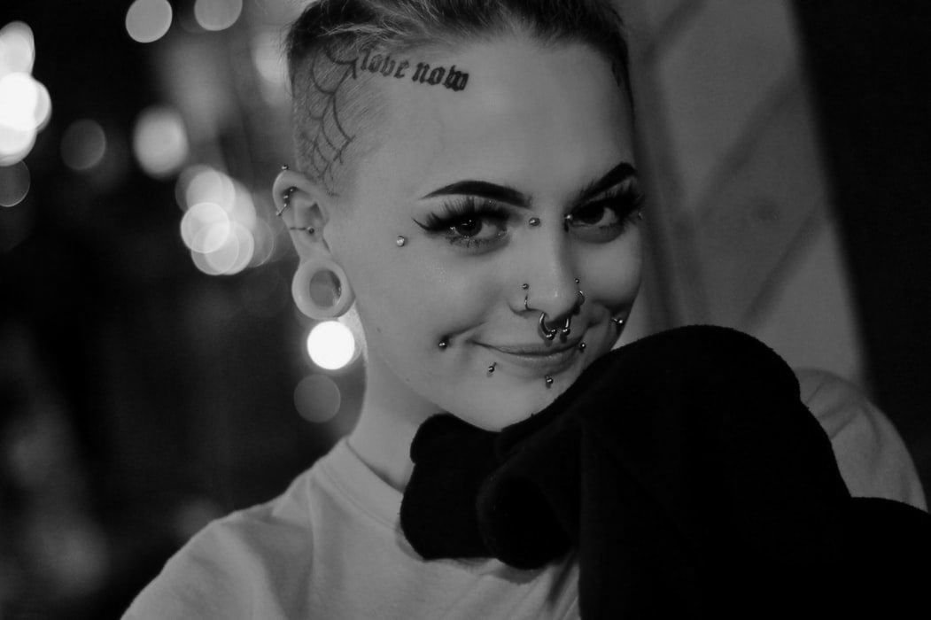 Piercing policzków