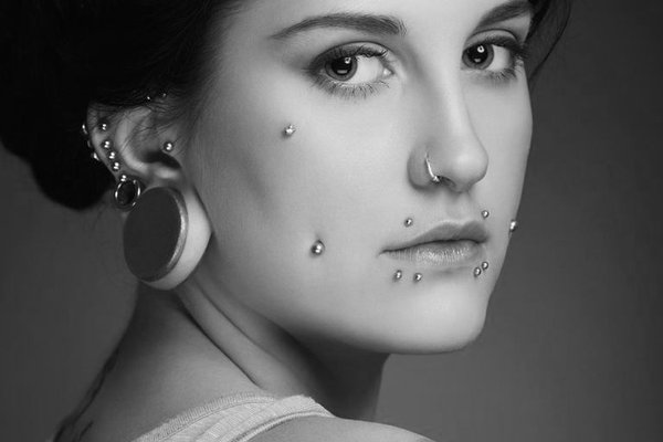 Piercing policzków