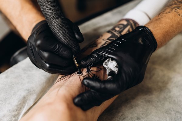 Tatuaż na przedramieniu w studiu VEAN TATTOO