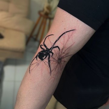 Tatuaż realistycznego pająka na ręce