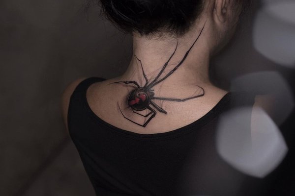 Tatuaż realistycznego pająka na szyję