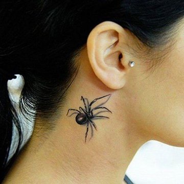 Tatuaż realistycznego pająka na szyję
