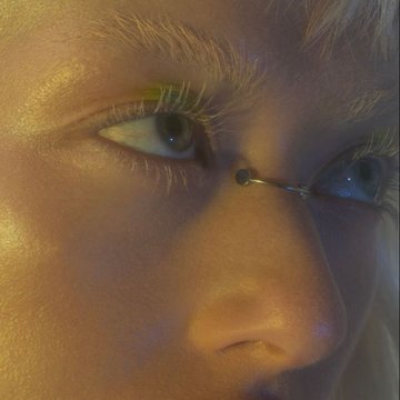 Zbliżenie: bridge piercing między oczami