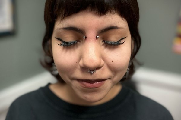 Metaliczny bridge na środku twarzy