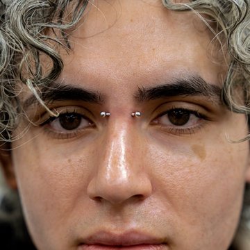 Zbliżenie: bridge piercing między oczami