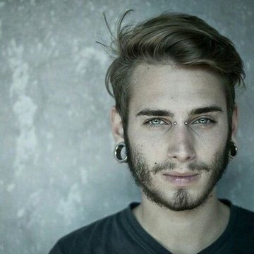 Bridge piercing na nasadzie nosa, między oczami