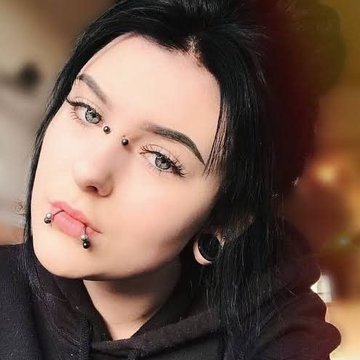 Portret z bridge piercingiem między oczami