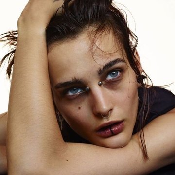 Metaliczny piercing bridge nad grzbietem nosa