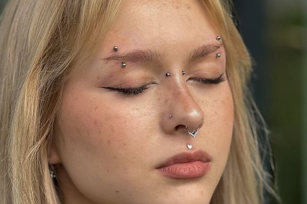 Srebrny piercing bridge na grzbiecie nosa