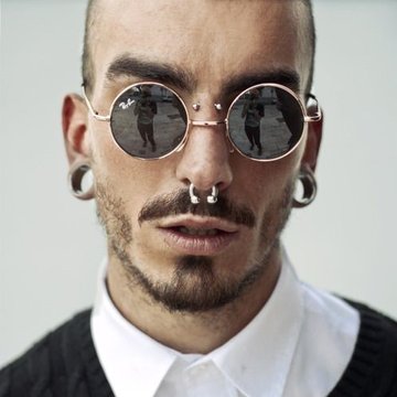 Stylowy srebrny bridge piercing na twarzy