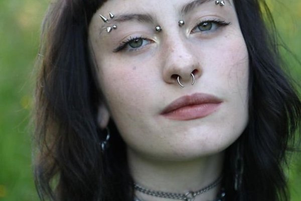 Bridge piercing na nasadzie nosa i septum