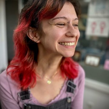 Osoba z bridge piercingiem między oczami