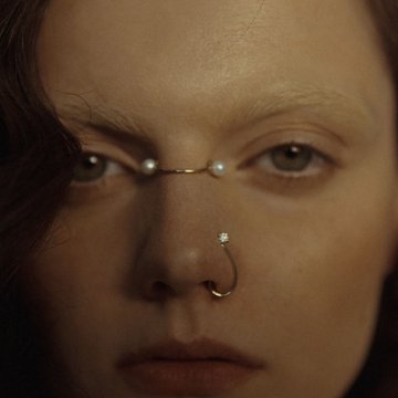 Bridge piercing między oczami, kolczyk w nosie