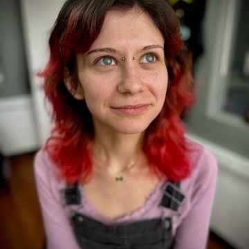 Portret osoby z bridge piercingiem między oczami