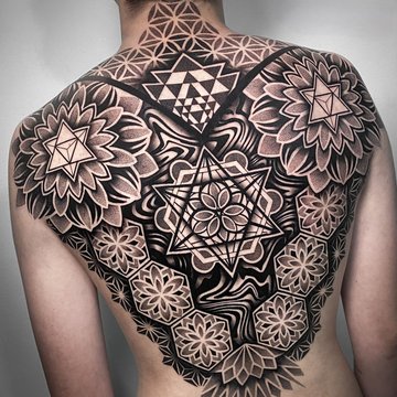 Tatuaż mandala na plecach mężczyzny