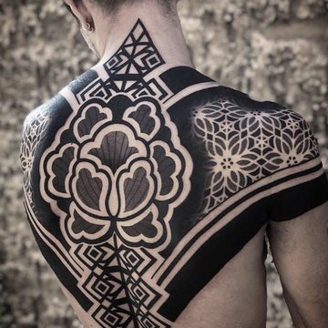 Tatuaż geometryczny na plecach mężczyzny