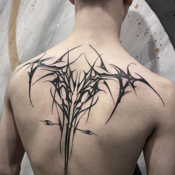 Tatuaż męski na plecach abstrakcyjny wzór w stylu tribal