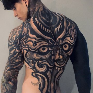 Tatuaż tribal na plecach mężczyzny