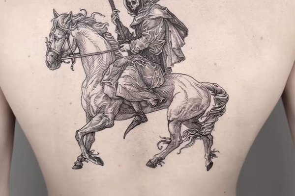Tatuaż męski na plecach jeździec śmierci na koniu