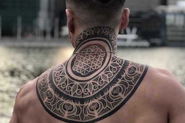 Geometryczny tatuaż na plecach mężczyzny