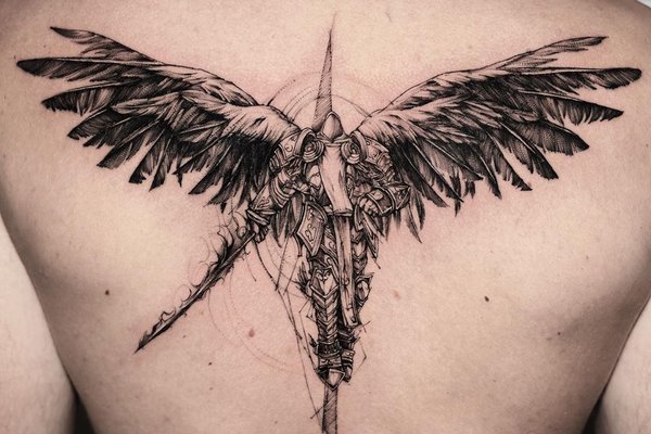 Tatuaż męski na plecach anioł wojownik z rozpostartymi skrzydłami