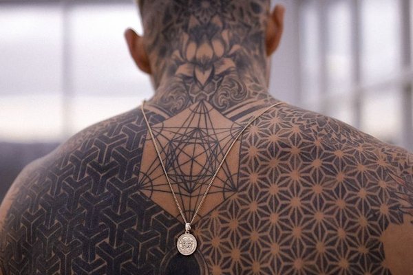 Geometryczny tatuaż na plecach mężczyzny