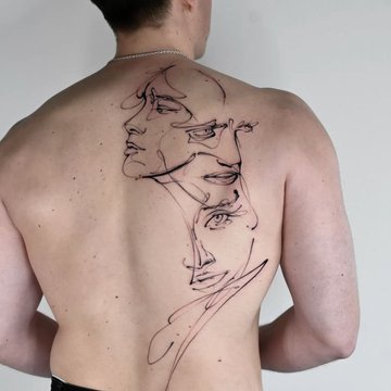 Męski tatuaż fine line na plecach