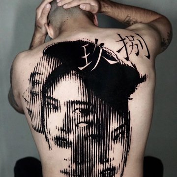 Tatuaż męski na plecach abstrakcyjny portret kobiety