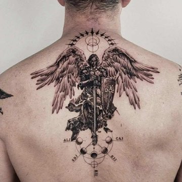 Tatuaż archanioła na plecach męski