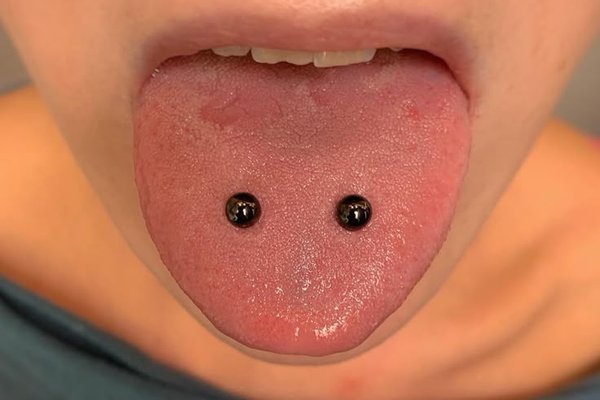 profesjonalny piercing języka