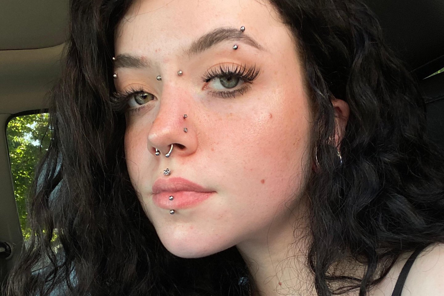 Piercing brwi