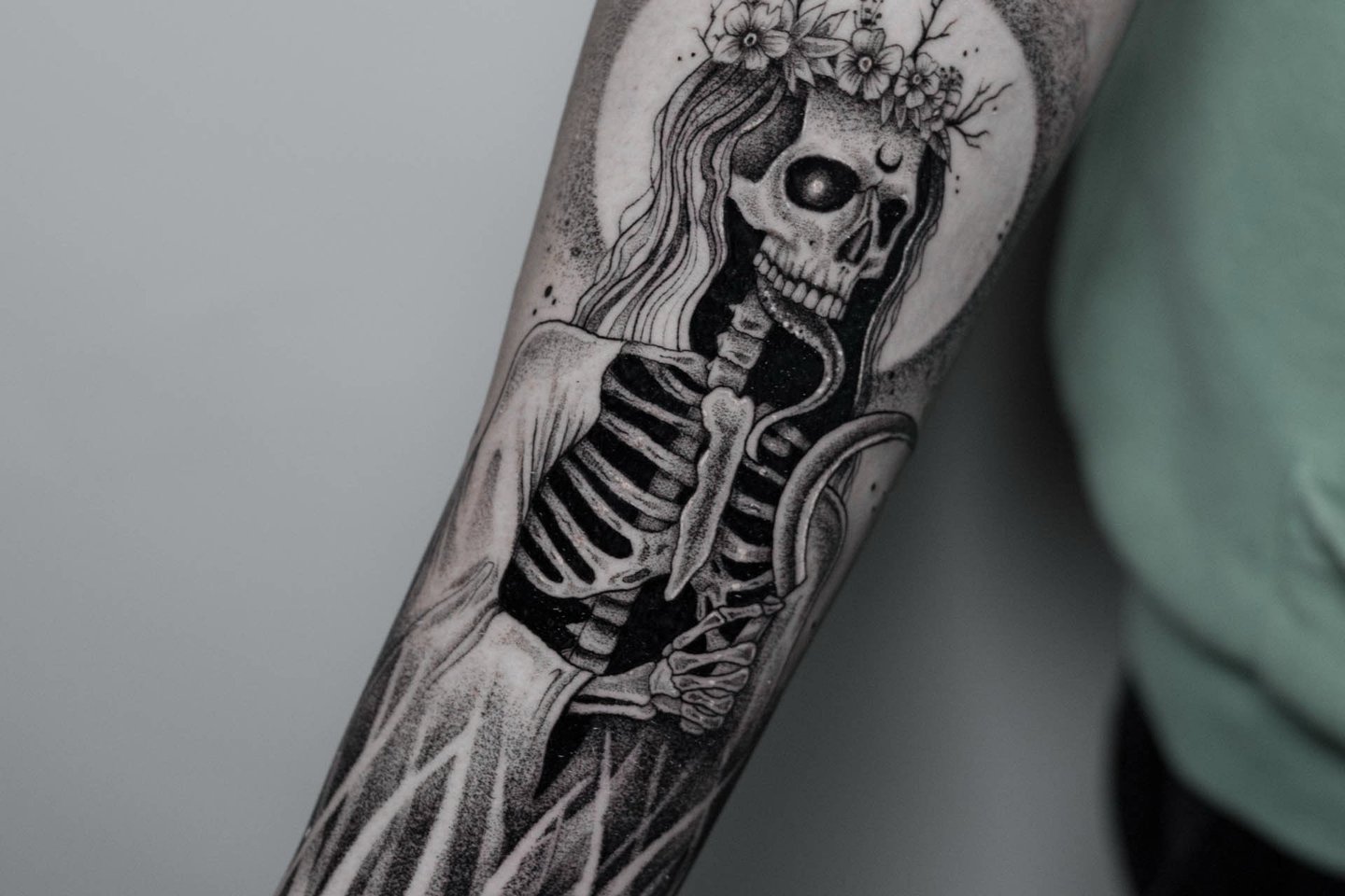 Tatuaż Południcy w stylu dotwork