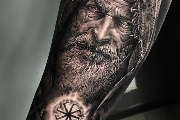 Realistyczna twarz Welesa w tatuażu