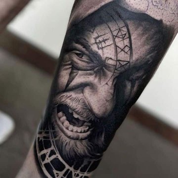 Tatuaż symbolu Welesa z runami