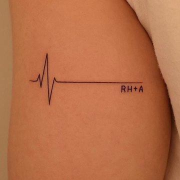 Tatuaż EKG z symbolem grupy krwi
