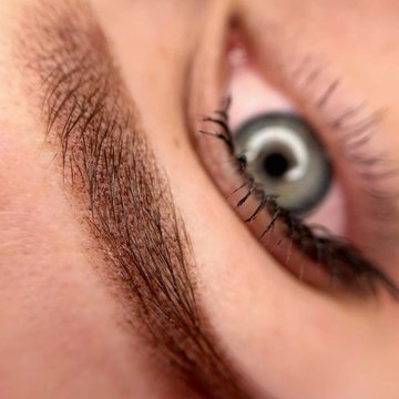 Delikatne brwi permanentne dla naturalnego looku