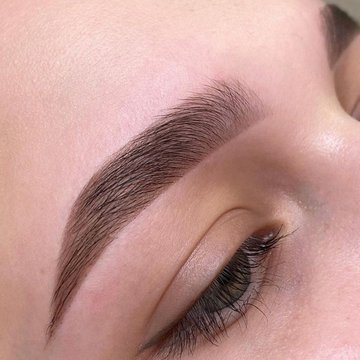 Makijaż permanentny brwi w stylu naturalnym