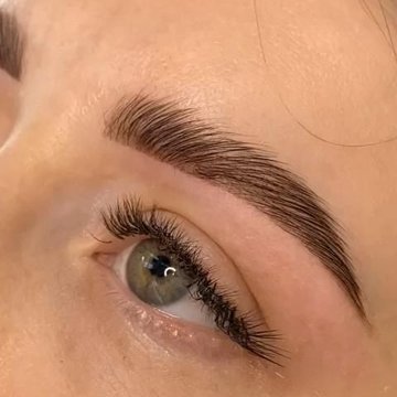 Brwi permanentne ombre – delikatne cieniowanie
