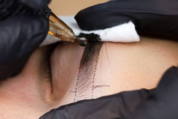 Makijaż permanentny brwi – proces nanoszenia pigmentu